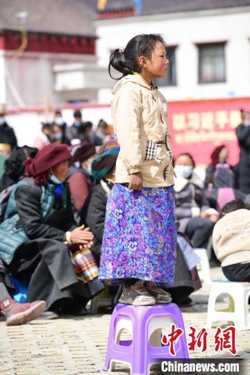 圖為觀看節(jié)目的小女孩?！∝暩聛硭?攝