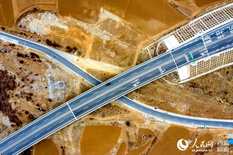 拉林高等級公路。徐馭堯攝