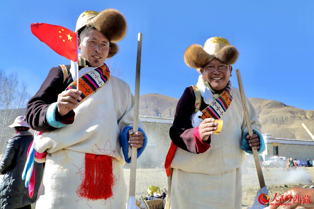 互敬青稞酒，祈福一年的豐收。人民網(wǎng) 次仁羅布攝