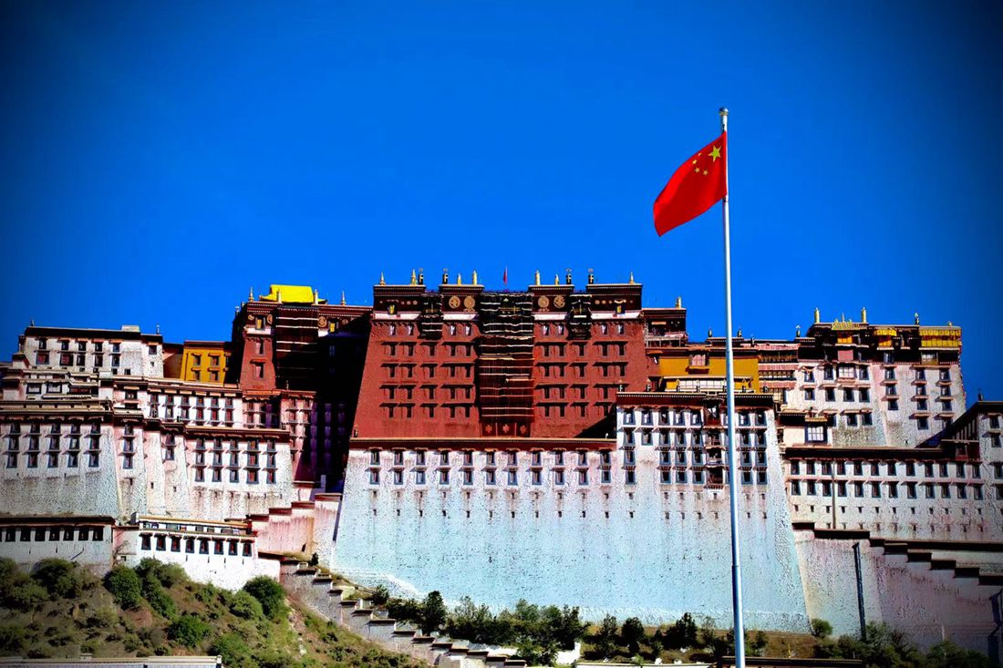 五星紅旗迎風(fēng)飄揚(yáng)。人民網(wǎng) 次仁羅布攝