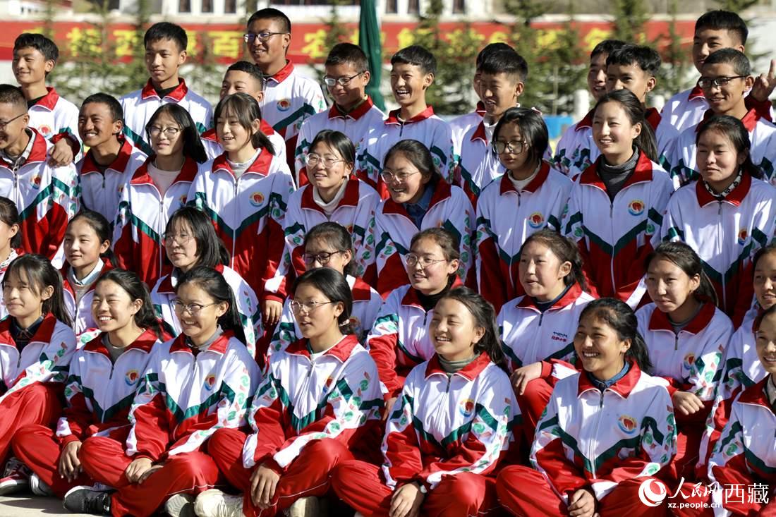 學(xué)生代表們合影留念。人民網(wǎng) 次仁羅布攝