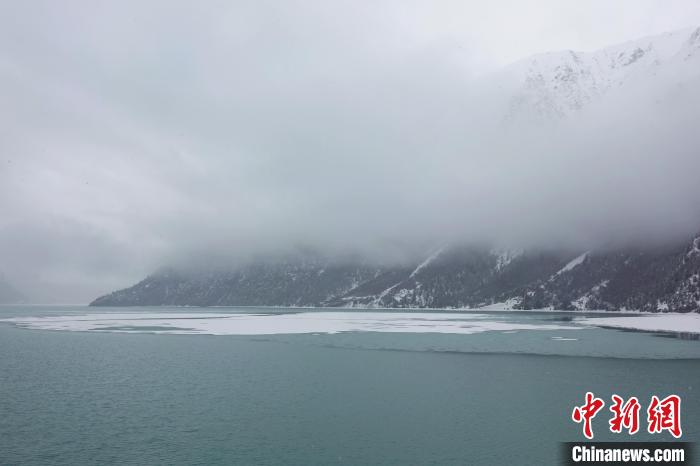 然烏湖春雪飄落?！∪轿木?攝