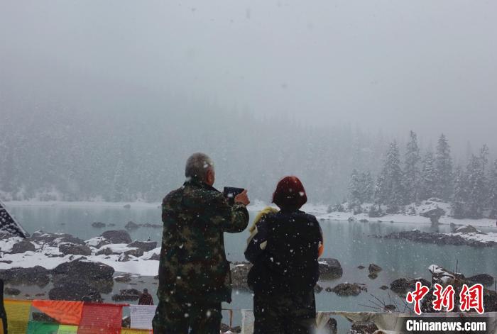 游客欣賞雪中然烏湖?！∪轿木?攝