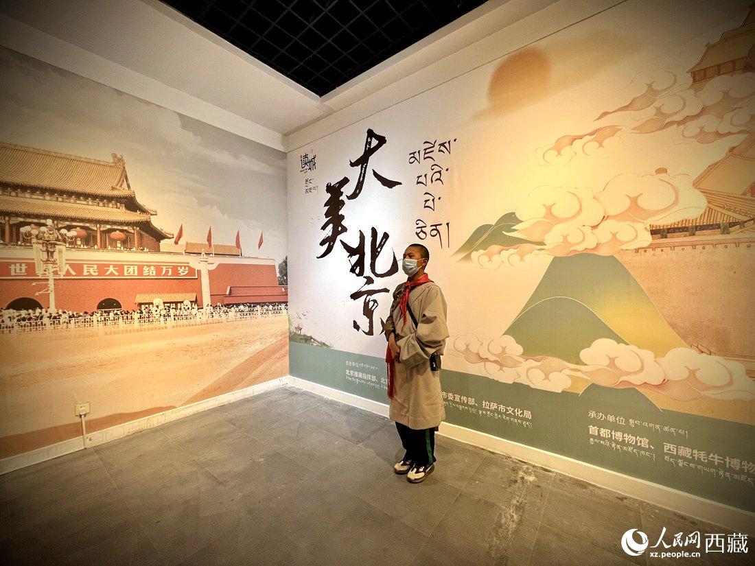 拉薩市北京實驗中學(xué)的學(xué)生講解員進(jìn)行講解。人民網(wǎng) 次仁羅布攝