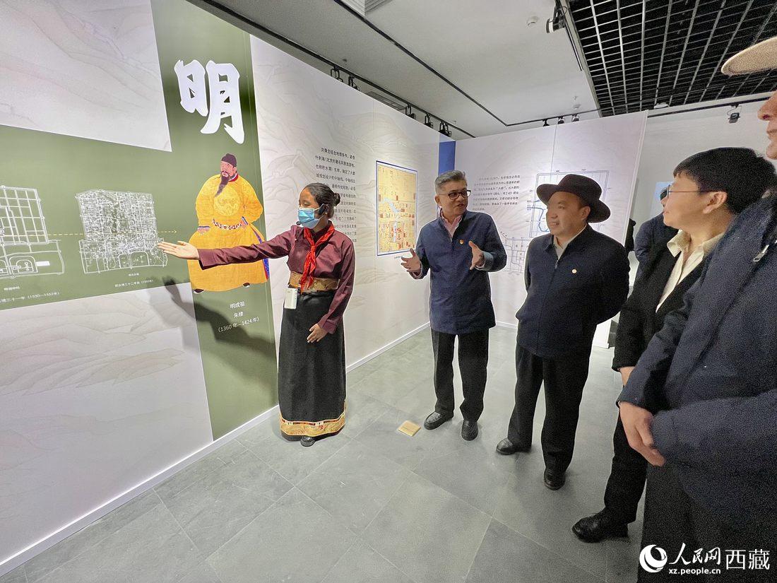 拉薩市北京實驗中學(xué)的學(xué)生講解員進(jìn)行講解。人民網(wǎng) 次仁羅布攝