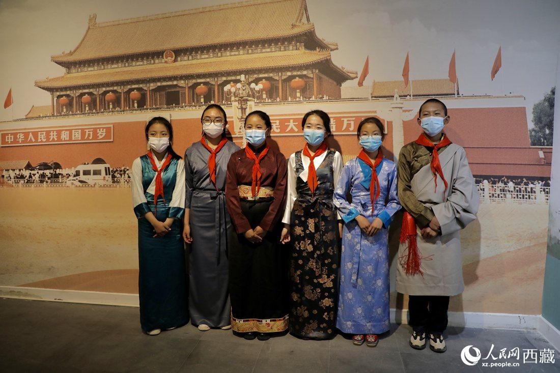 拉薩市北京實驗中學(xué)的小講解員們。人民網(wǎng) 次仁羅布攝