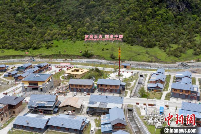 “家是玉麥 國是中國”的大字豎立在玉麥鄉(xiāng)旁的山腳上。　楊華峰 攝