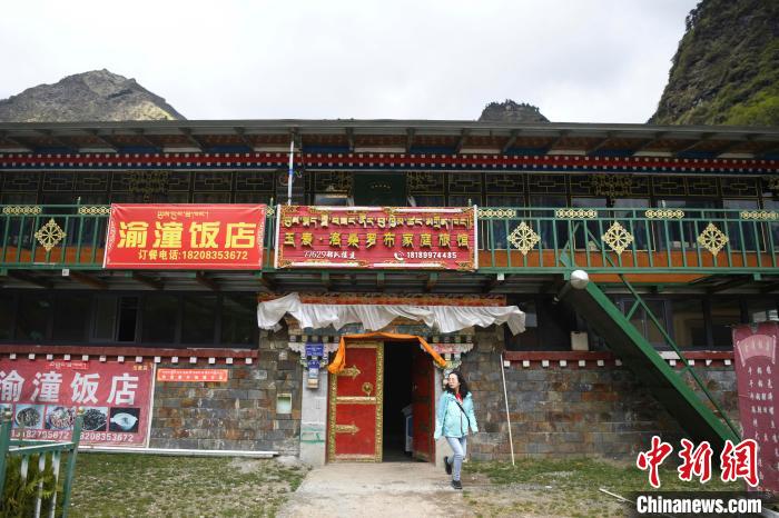 玉麥鄉(xiāng)里修建了飯店與旅館?！钊A峰 攝