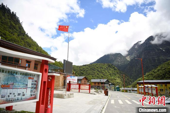 玉麥鄉(xiāng)內(nèi)道路變成了硬化路。　楊華峰 攝