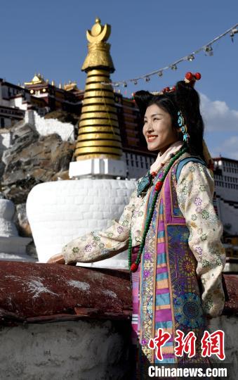 西藏自治區(qū)級非遺項目——拉薩服飾，圖為舊時拉薩貴族婦女的裝扮。