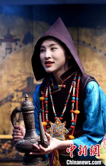圖為西藏自治區(qū)級非遺項目——山南浪卡子縣的羊卓服飾?！±盍?攝