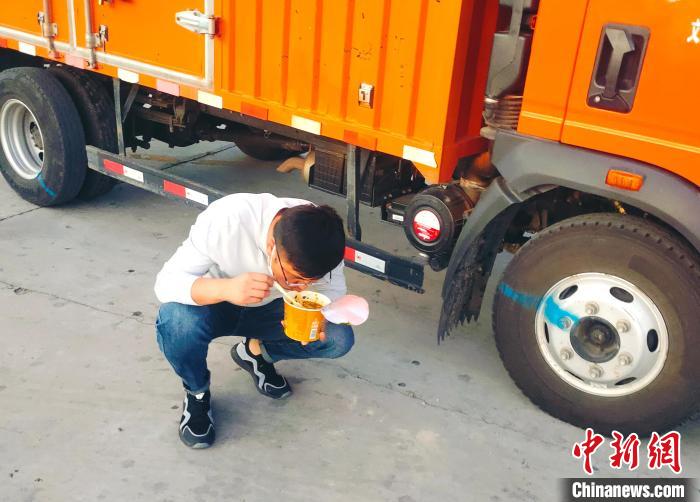 由于沿路疫情原因，閆光宇和朋友只能在服務(wù)區(qū)簡餐?！∴嵟?攝