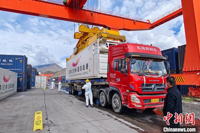 援助物資卸車現(xiàn)場?！F青藏集團(tuán)有限公司拉薩車務(wù)段 供圖