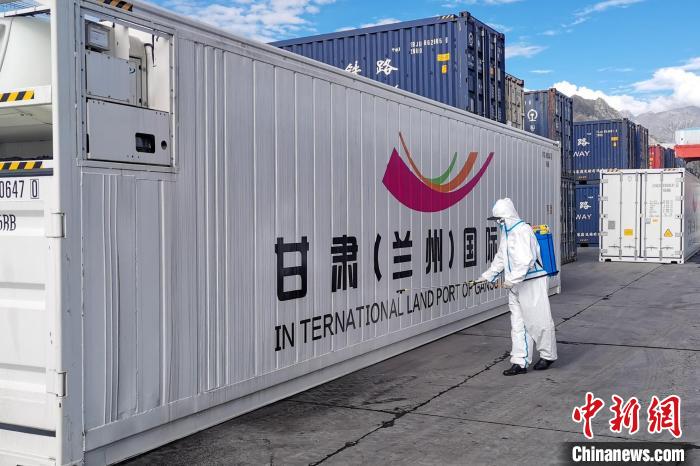 9月9日，甘肅省援助拉薩700噸生活物資“乘冷鏈專列”抵達(dá)拉薩?！F青藏集團(tuán)有限公司拉薩車務(wù)段 供圖