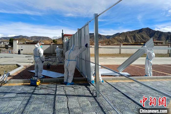 西藏金塔建設(shè)集團(tuán)有限公司職工支援日喀則方艙建設(shè)?！∈茉L者供圖
