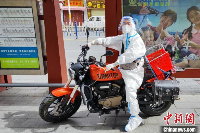 圖為西藏阜康醫(yī)療工作人員騎摩托為居家防疫市民送藥?！∈茉L者供圖