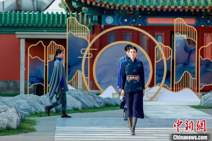 近40套藏式針織系列時(shí)裝亮相2022北京時(shí)裝周。　北京時(shí)裝周供圖