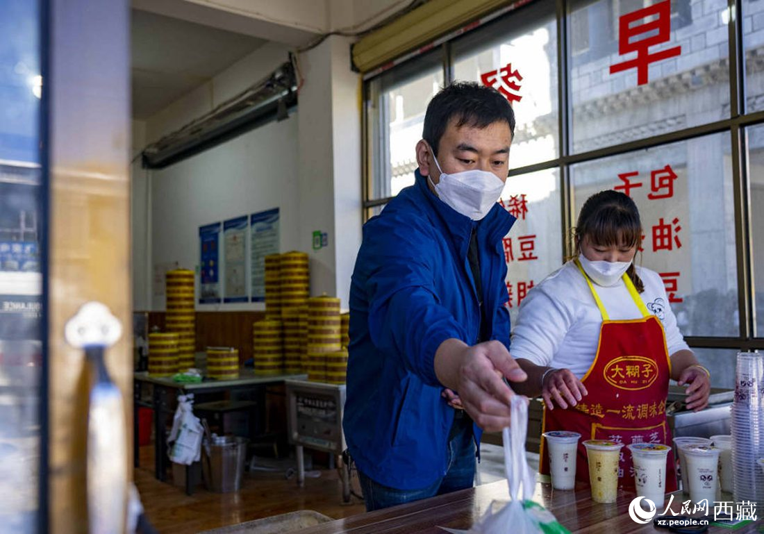 市民購買早餐。人民網(wǎng) 次仁羅布攝
