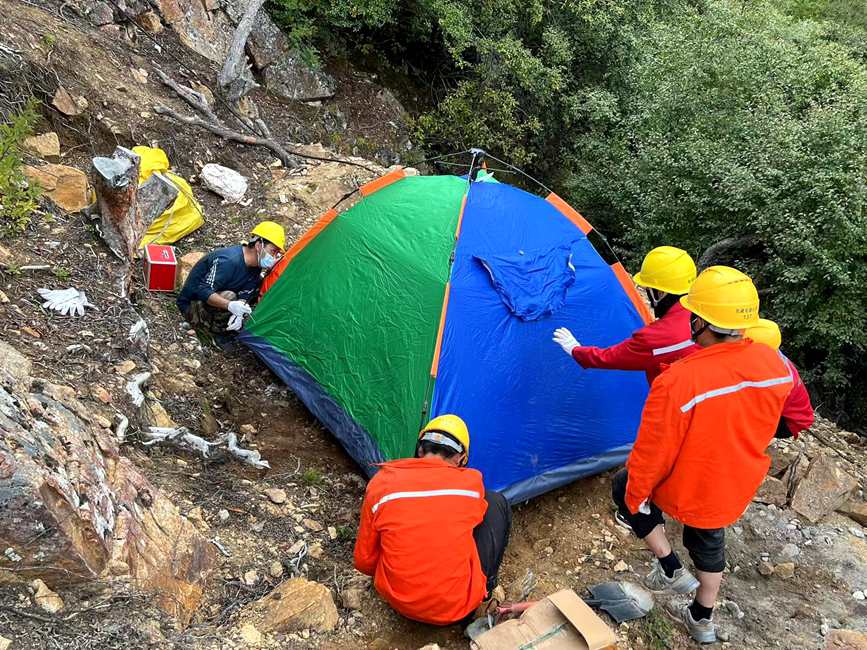 9月15日，電力施工人員正在施工點附近搭建暫居帳篷。白瑪多吉攝