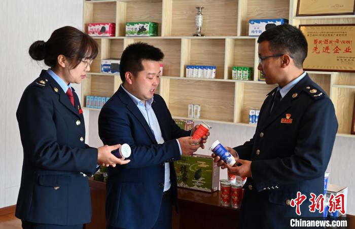 圖為林芝稅務(wù)部門上門了解企業(yè)情況，并宣講稅收政策。資料圖 趙朗 攝