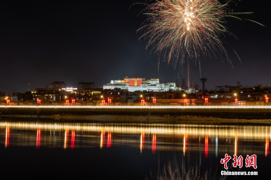 資料圖為2022年3月1日，拉薩迎來藏歷新年“古突夜”，煙花與被燈光照亮的布達(dá)拉宮交相輝映。 <a target='_blank' href='/'><p  align=
