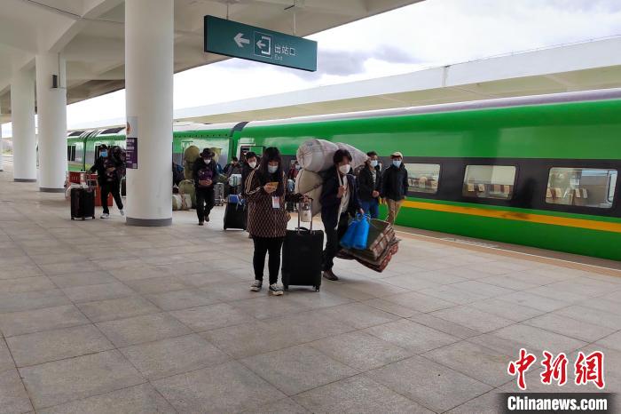 10月6日，乘客乘復(fù)工專列抵達(dá)日喀則?！±_車務(wù)段 供圖