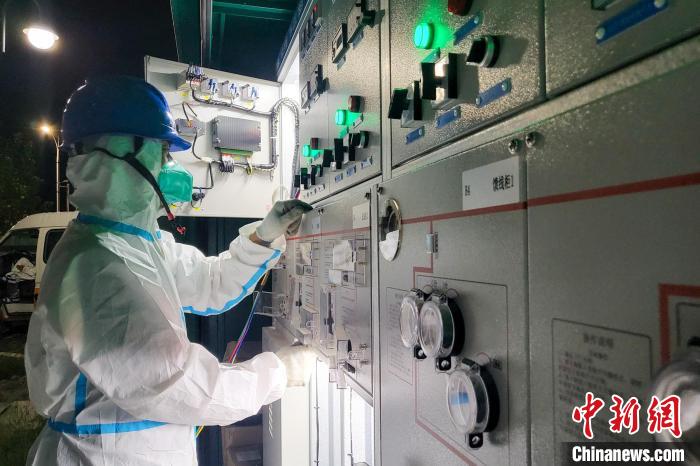 西藏電力部門順利完成方艙醫(yī)院供電設(shè)備安全可靠接入?！⊥醮箫w 攝