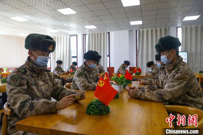 圖為阿里軍分區(qū)某邊防團(tuán)組織官兵通過手機(jī)收聽收看二十大開幕盛況?！詵|供圖