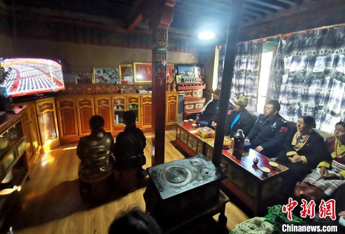 圖為西藏普蘭出入境邊防檢查站斜爾瓦執(zhí)勤點(diǎn)移民管理警察與駐地民眾一起收看二十大開幕盛況?！」鶗怨?攝