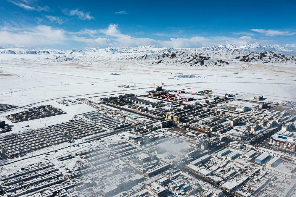 西藏阿里地區(qū)改則縣迎來初雪，銀裝素裹，美如畫卷。