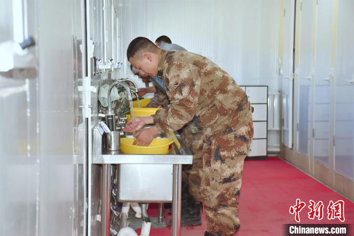 圖為阿里軍分區(qū)某邊防團(tuán)官兵在新建水房洗漱。　劉曉東 攝
