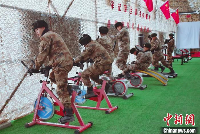 圖為阿里軍分區(qū)某邊防團(tuán)官兵在陽光房里鍛煉?！詵| 攝