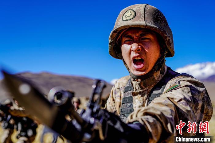 官兵正在進(jìn)行刺殺操訓(xùn)練。　西藏山南軍分區(qū)某團(tuán)供圖