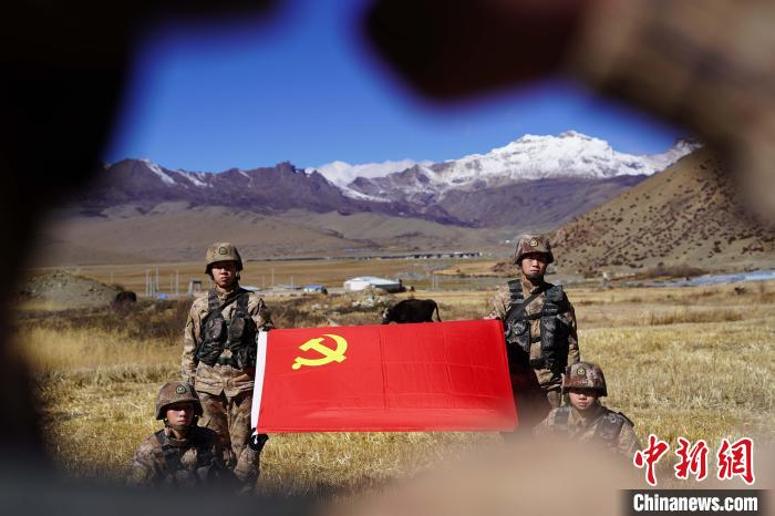 指導(dǎo)員楊磊帶領(lǐng)官兵重溫入黨誓詞?！∥鞑厣侥宪姺謪^(qū)某團(tuán)供圖