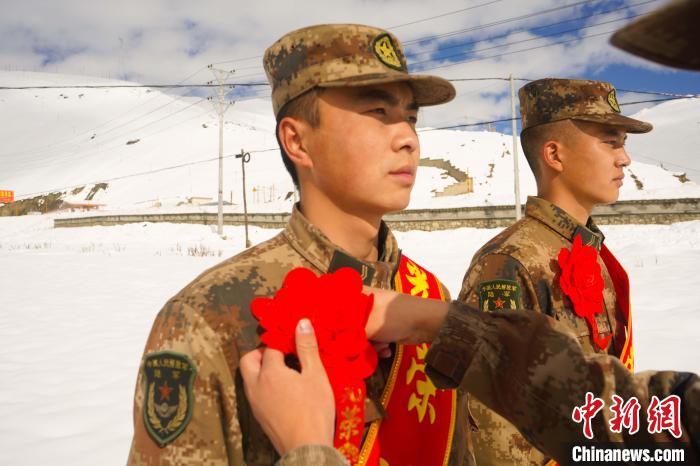 退伍老兵合照留念?！∥鞑厣侥宪姺謪^(qū)某團(tuán)供圖