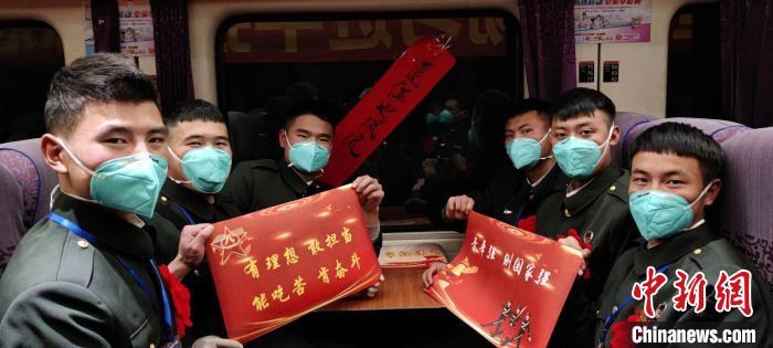 退伍老兵在退伍專列上合影留念?！∥鞑厣侥宪姺謪^(qū)某團(tuán)供圖