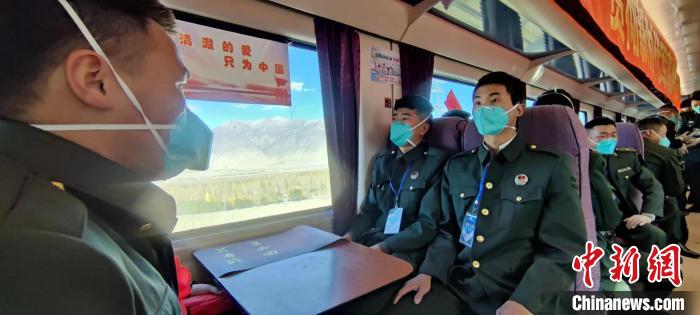 退伍老兵乘坐在退伍專列?！∥鞑厣侥宪姺謪^(qū)某團(tuán)供圖