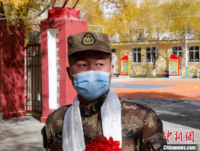 圖為什布奇邊防連退伍老兵臨別前再看一眼連隊(duì)?！詵| 攝