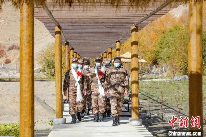 圖為什布奇邊防連退伍老兵臨別前再看一眼連隊(duì)?！詵| 攝