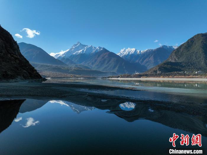 西藏林芝雅魯藏布江和遠(yuǎn)處的雪山?！《拘?攝