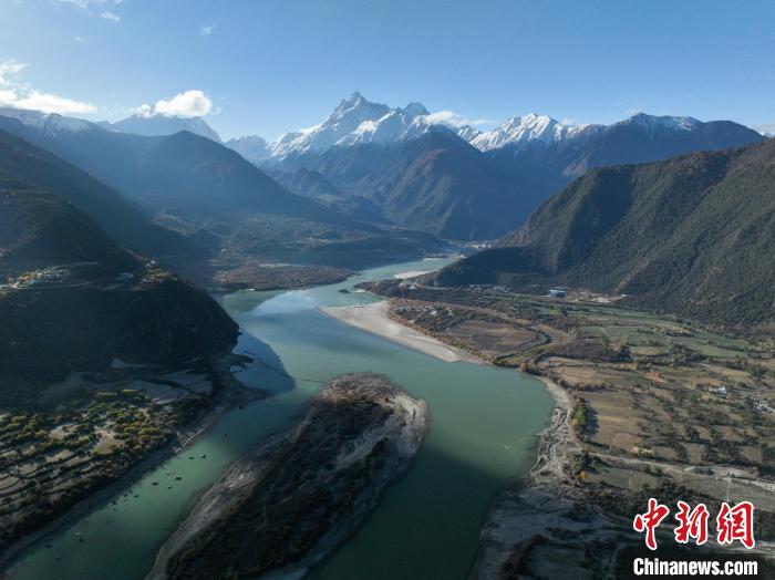 西藏林芝雅魯藏布大峽谷的雪山風(fēng)光?！《拘?攝