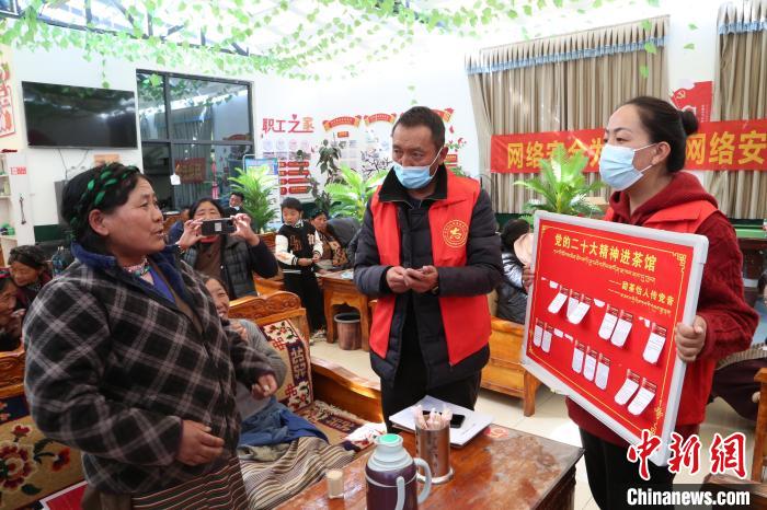 圖為瓊結(jié)縣村民參與問答?！愔闈扇?攝