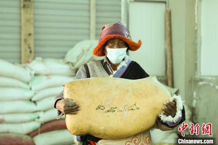 圖為茶措村牧區(qū)改革合作社酥油分紅現(xiàn)場?！∷骼嗜是?攝