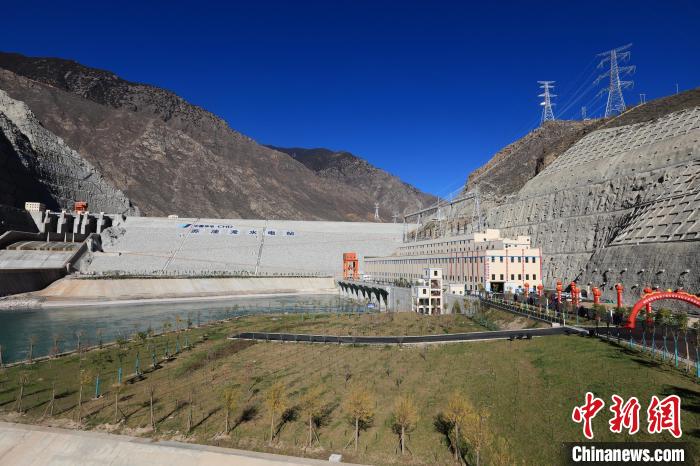 圖為金沙江上游蘇洼龍水電站?！⊥趵?攝