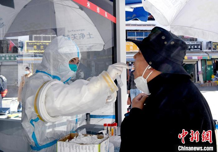 12月7日，拉薩市民正在進行核酸檢測?！±盍?攝