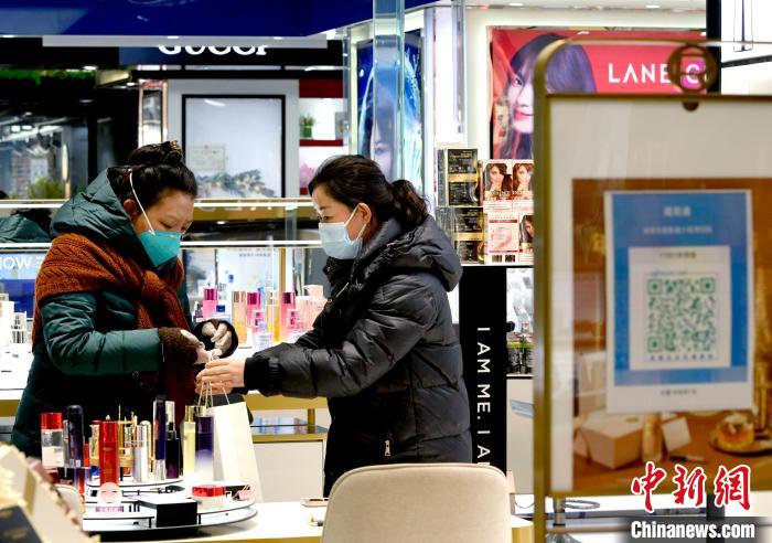 12月7日，拉薩，市民掃碼進入拉薩百貨大樓選購護膚品?！±盍?攝