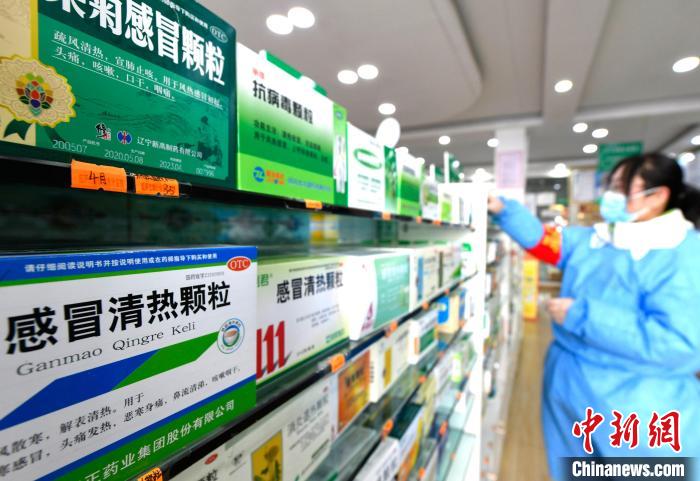 12月7日，拉薩宇拓路一藥店工作人員正在整理店內的感冒類藥品?！±盍?攝