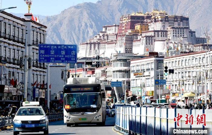 12月7日，一輛公交車從拉薩市城關區(qū)北京東路駛過?！±盍?攝