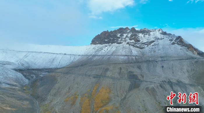 圖為邊壩縣降雪時夏貢拉山段路況?！∵厜慰h融媒體中心供圖