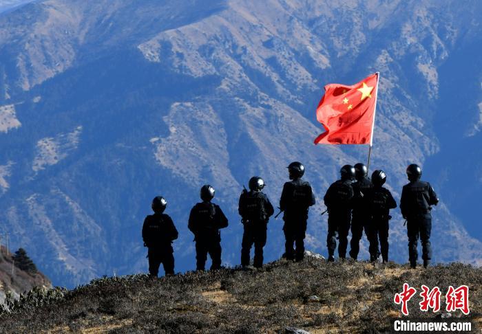 1月6日，移民警察在執(zhí)勤?！±盍?攝